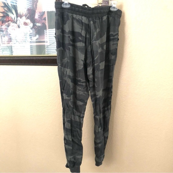 Splendid Camouflage Pants Size Medium - Picture 2 of 5